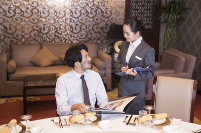 酒店餐廳服務(wù)員點(diǎn)菜