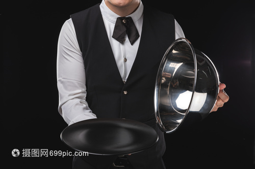 男服務(wù)生托托盤(pán)