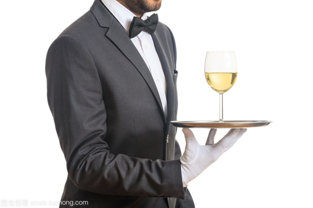 在托盤上的服務(wù)生酒