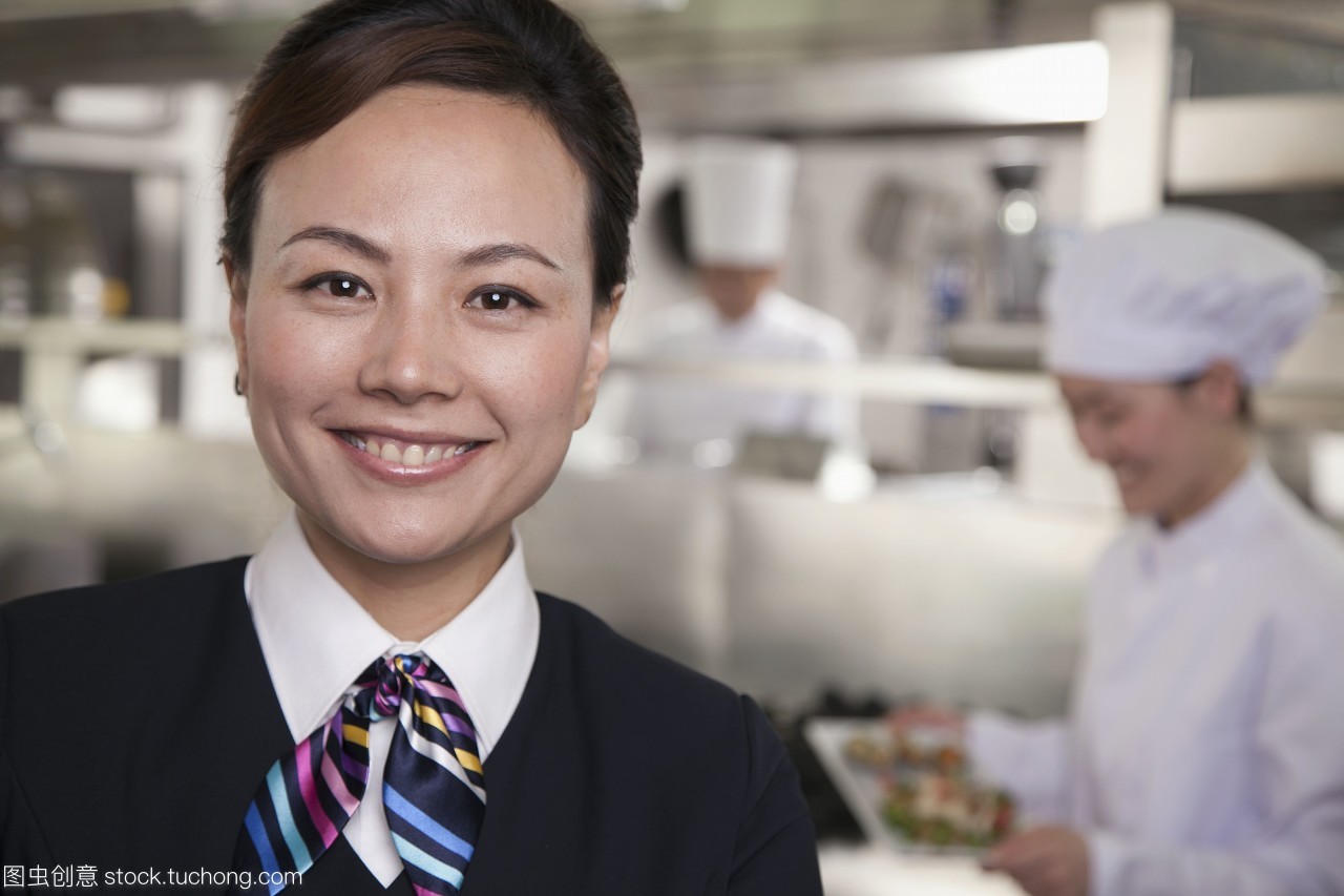 一個(gè)工業(yè)廚房的餐廳女服務(wù)員